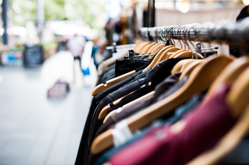 vente-FREJUS-min_blur_close_up_focus_hanger_jacket_market_people_rack-1176303