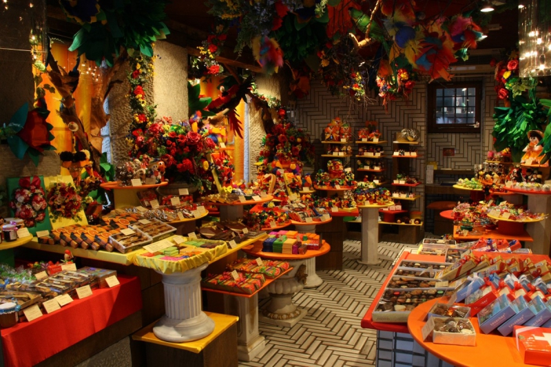 vente-FREJUS-min_candy_store_chocolate_shop_chocolate_switzerland-393515