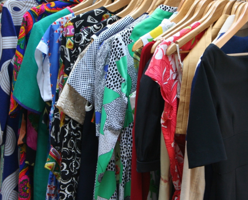 vente-FREJUS-min_dresses_apparel_clothing_clothes_clothes_hangers_wooden_hangers_retail_shop_closet-1149845