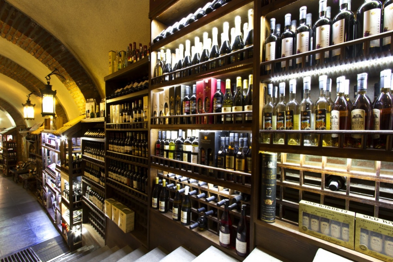 vente-FREJUS-min_world_street_travel_shop_canon_georgia_wine_bottles-429767